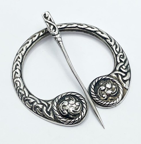 Pennanular silver brooch - pennanular,